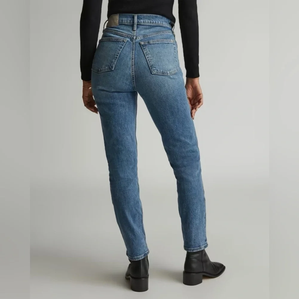 Everlane The 90s Cheeky Jeans Crop Straight Leg
Vintage Blue
Size 26 - Picture 2 of 11